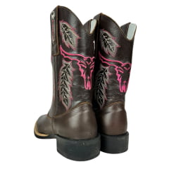 Bota Texana Feminina Big Bull Boots Couro Malboro Café B. Quadrado C/ Bordado Rosa Pink Florão Ref:900-31PINK