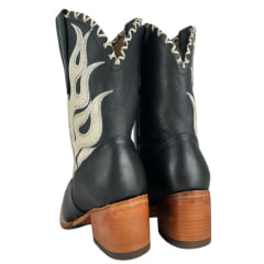 Bota Texana Feminina Goyazes Bico Fino Cano Médio Couro Mustang Preto Com Bordado Na Lateral Em Cru Ref:254502-CC-03
