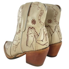 Bota Texana Feminina Goyazes Bico Fino Couro Waco Cano Curto Off White Solado Injetado Ref: 254501-CC