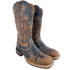 Bota Texana Feminina Goyazes Bico Quadrado Flare Couro Mustang Preto/Dallas Furta Cor Bordado Ref: 256408-CF-06