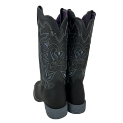 Bota Texana Feminina Jácomo Bico Quadrado Couro Cabeça Preto Com Bordado Branco E Azul Solado Cinza REF: 1301/UFG