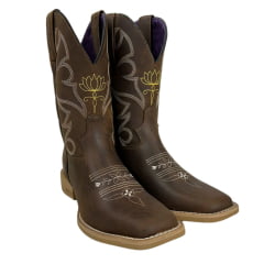 Bota Texana Feminina Jácomo Bico Quadrado Couro Crazy Amêndoa Com Bordado Amarelo E Branco Ref:4861/UFA