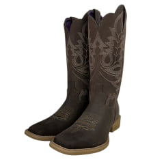 Bota Texana Feminina Jácomo Bico Quadrado Couro Mustang Dark Brown Com Bordado Crú Ref:1271/UFA