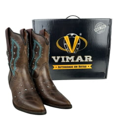 Bota Texana Feminina Vimar Bico Fino Cano Médio Couro Fóssil Castanho Com Bordado Azul/Verde Sola Genova-V00  REF: 11246