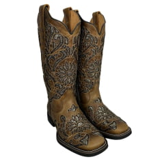 Bota Texana Feminina Vimar Boots Bico Quadrado Couro Fóssil Caramelo Com Bordado Vasado Sola VTS V015F2 Ref.13175