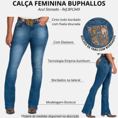 Calça Feminina Buphallos Jeans Azul Stonado Bootcut Com Bolso E Cinto Bordados Ref: BPL949