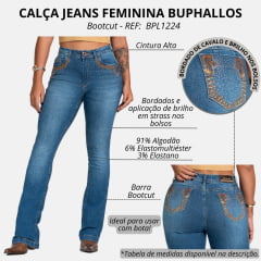 Calça Feminina Buphallos Jeans Azul Stonado Bootcut Com Bordados Em Pedras Brilhantes E Cavalos Nos Bolsos REF: BPL1224