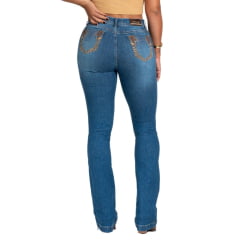 Calça Feminina Buphallos Jeans Azul Stonado Bootcut Com Bordados Em Pedras Brilhantes E Cavalos Nos Bolsos REF: BPL1224