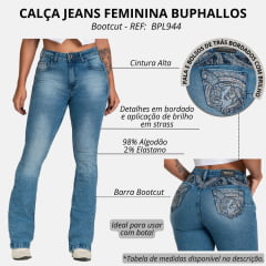 Calça Feminina Buphallos Jeans Azul Stonado Bootcut Com Pala E Bolsos Bordados Com Strass REF: BPL944