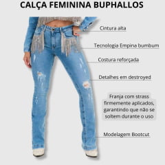 Calça Feminina Buphallos Jeans Claro Boot Cut Com Detalhe Rasgado e com Franjas de Strass - Ref.BPL694