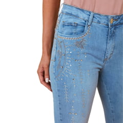 Calça Feminina Minuty Jeans Azul Claro Cós Médio Com Barra Desfiada Flare Com Bordado Strass Ref.241738