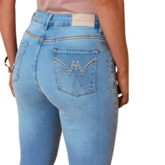 Calça Feminina Minuty Jeans Azul Claro Cós Médio Com Barra Desfiada Flare Com Bordado Strass Ref.241738