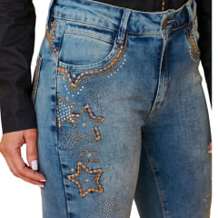 Calça Feminina Minuty Jeans Azul Manchado Cós Médio Com Bordado Bolsos e Estrelas de Strass - Barra Flare Ref.241706