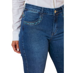 Calça Feminina Minuty Jeans Azul Médio Cós Médio Flare Com Bordado Em Azul e Strass Bolsos Ref.241737