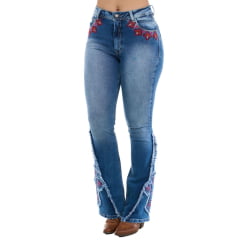 Calça Feminina Ox Horns Jeans Azul Médio Flare Com Bordado Rosa Com Aplicação De Cruz Na Barra Bootcut REF: 2523