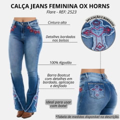 Calça Feminina Ox Horns Jeans Azul Médio Flare Com Bordado Rosa Com Aplicação De Cruz Na Barra Bootcut REF: 2523