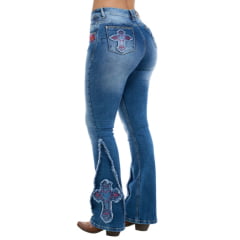 Calça Feminina Ox Horns Jeans Azul Médio Flare Com Bordado Rosa Com Aplicação De Cruz Na Barra Bootcut REF: 2523