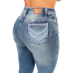 Calça Feminina Ox Horns Jeans Azul Stonado Flare Com Puídos E Bordados Nos Bolsos Azul Com Brilho Ref.2519