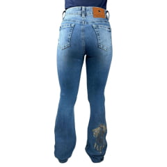 Calça Feminina República Caipira Jeans Azul Claro Alabama Com Bordado De Pena E Cocar REF:2047