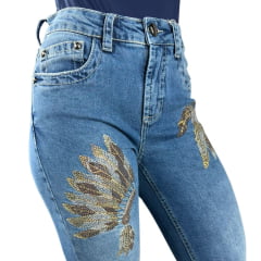 Calça Feminina República Caipira Jeans Azul Claro Alabama Com Bordado De Pena E Cocar REF:2047