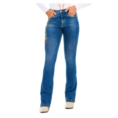 Calça Feminina Stabulos Jeans Azul Médio Com Bordado Horse E Floral Na Lateral Bootcut REF: STB381