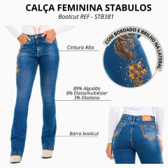 Calça Feminina Stabulos Jeans Azul Médio Com Bordado Horse E Floral Na Lateral Bootcut REF: STB381