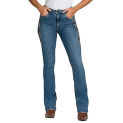 Calça Feminina Stabulos Jeans Azul Stonado Bootcut Com Bordados Nas Laterais E Bolsos Traseiros REF: STB493