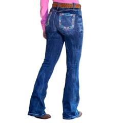 Calça Feminina West Dust Jeans Azul Escuro Manchado Mississipi Bootcut Com Bordado Nos Bolsos Traseiros REF: CL29309