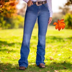 Calça Feminina West Dust Jeans Azul Médio Kansas Bootcut Com Bordado De Ferradura No Bolso Traseiro Ref:CL28421