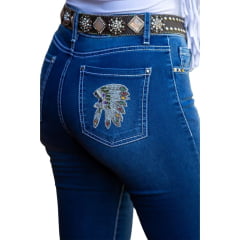 Calça Feminina West Dust Jeans Azul Médio Raia Bootcut Bordado de Cocar Com Brilho de Strass - Ref.CL29308