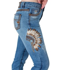 Calça Jeans Feminina Zenz Western Raio Azul Stone Flare Com Bordados em Pena e Cocar Com Brilho e Strass Ref.1301RAIO