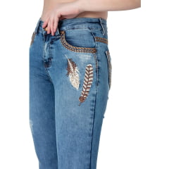 Calça Jeans Feminina Zenz Western Raio Azul Stone Flare Com Bordados em Pena e Cocar Com Brilho e Strass Ref.1301RAIO