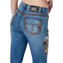 Calça Jeans Feminina Zenz Western Raio Azul Stone Flare Com Bordados em Pena e Cocar Com Brilho e Strass Ref.1301RAIO