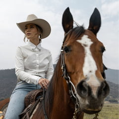 Camisa Feminina Zenz Western Brisa Branca Manga Longa Bordado De Cocar Com Pedras Brilhantes Nas Costas REF: 1327