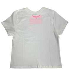 Camiseta Cropped Feminino Os Moiadeiros Manga Curta Off White Com Logo Bordado Longhorn Rosa Neon Ref:CRMF59
