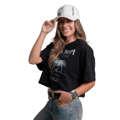 Cropped Feminino Texas Farm Oversized Spirit Manga Curta Preto Estampa Cavalos Cinza Chumbo Ref:CCO001