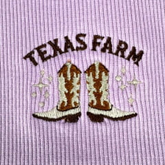 Camiseta Regata Feminina Texas Farm Western Show Roxo Lilas Claro Logo E Botas Bordadas Ref:RT006