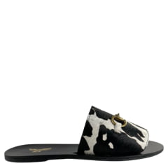 Sandália Rasteirinha Zenz Western Couro Pelo Vaca Preto E Branco Com Bridão Juanita Farm Ref: ZW0325071-1911